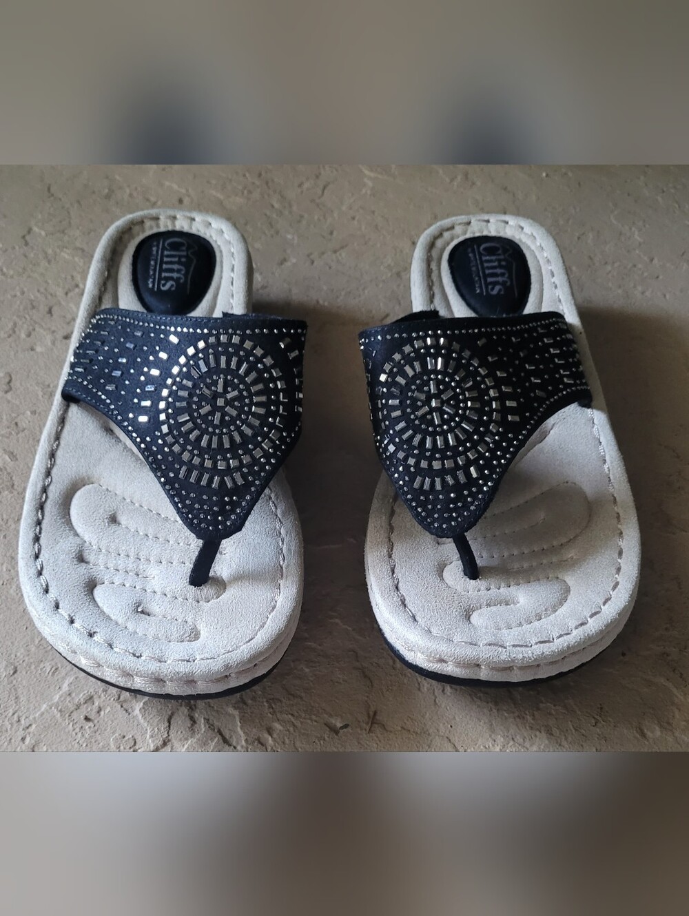 Size 8 M Cliffs by White Mountain Cienna Thong Black Fabric Women Sandals